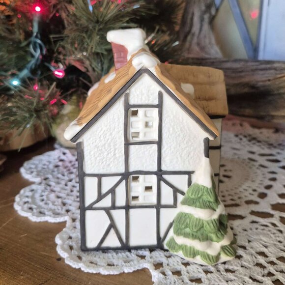 YULTIDE Vintage Christmas Village Light Up House - Picture 4 of 10